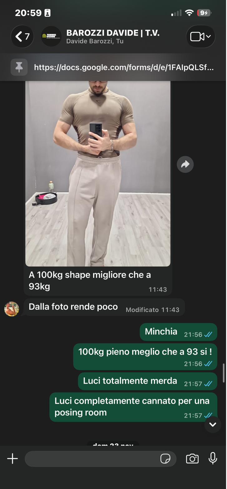 Screenshot di chat: un atleta riferisce miglioramenti estetici e di performance in palestra