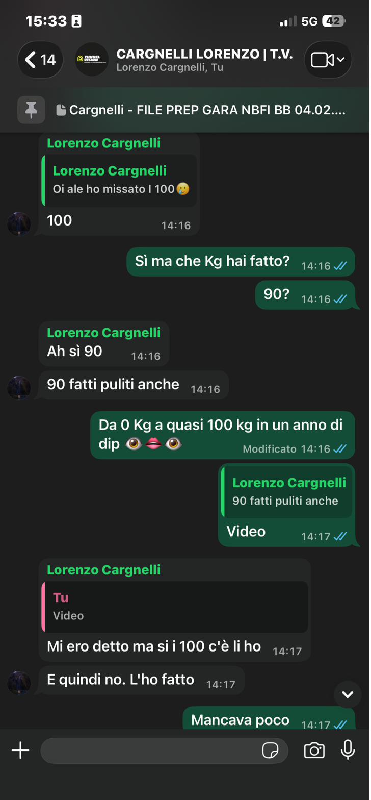 Screenshot di chat: report settimanale dettagliato di un atleta, che parla di carichi in aumento e recupero sempre veloce