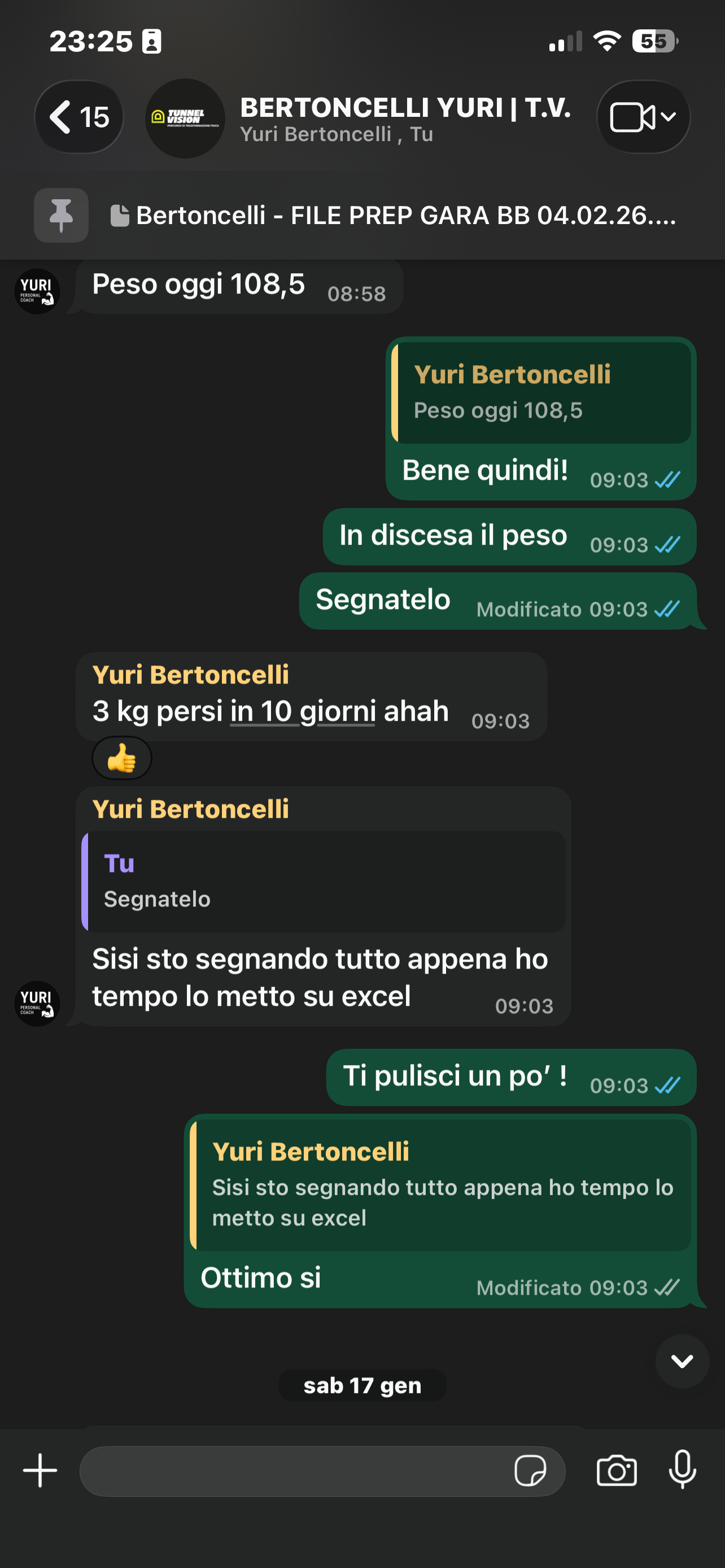 Screenshot di chat: un atleta in preparazione gara scrive «3 kg persi in 10 giorni» durante il monitoraggio del peso con il coach
