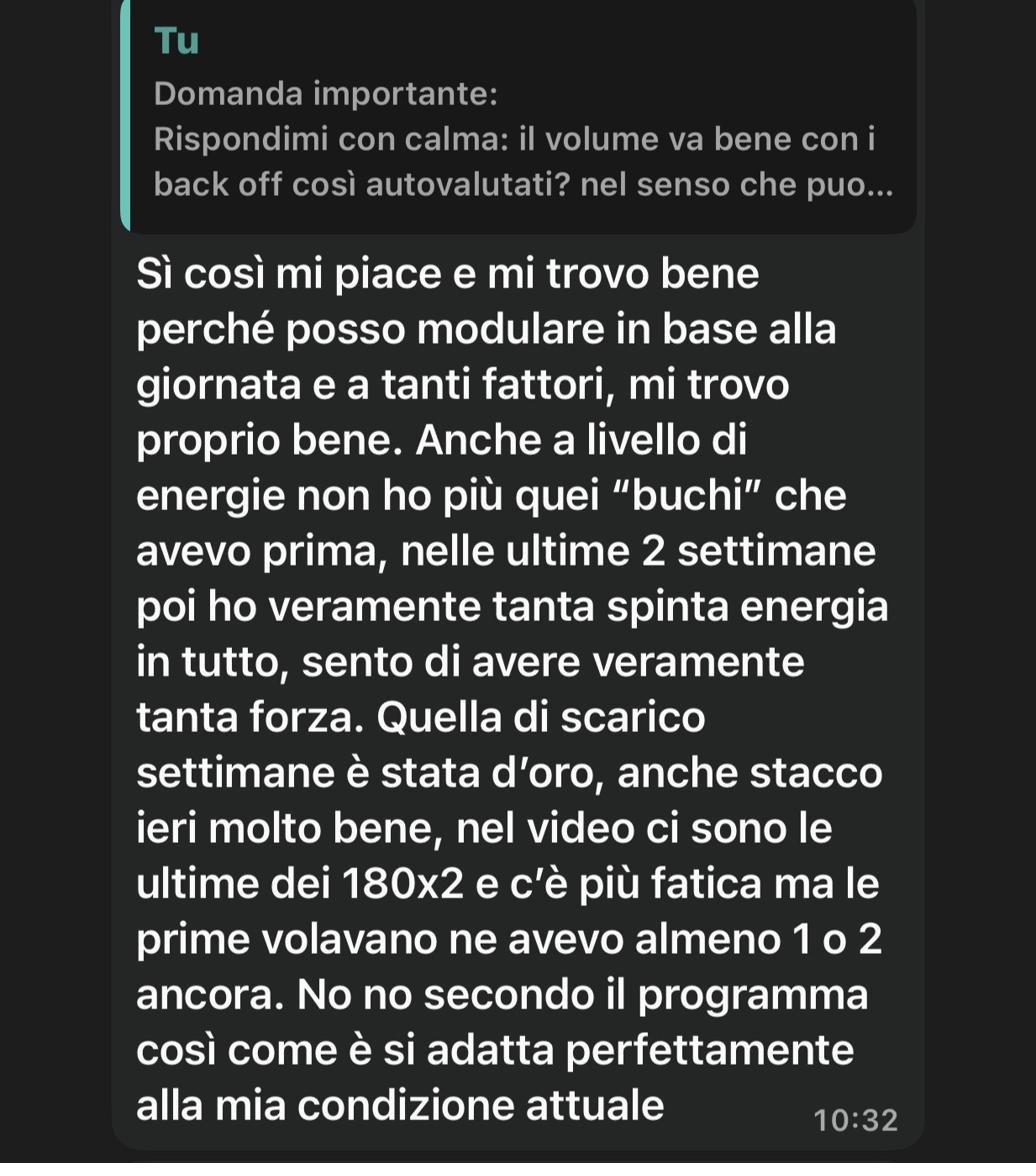 Screenshot di chat: feedback dettagliato di fine blocco, l'atleta racconta di avere molta più energia e forza